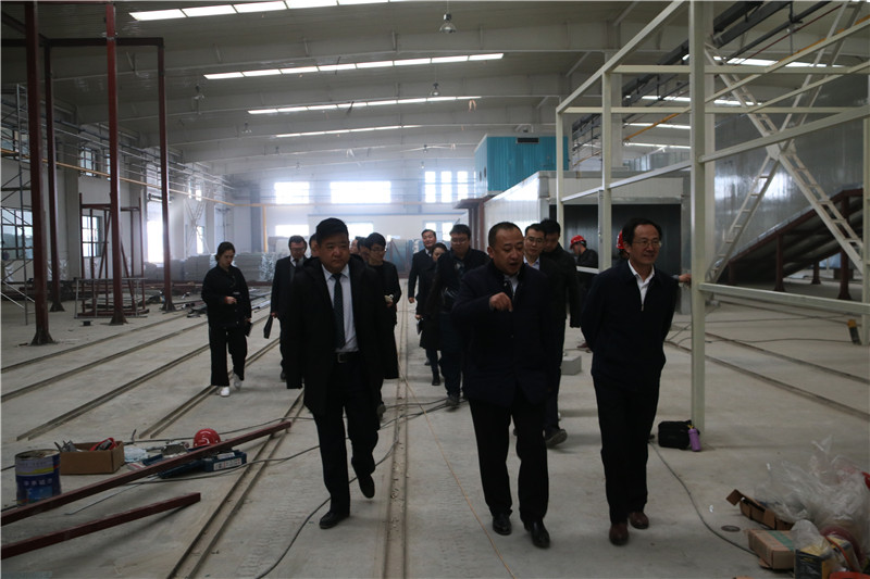 蘭州市委常委、新區(qū)黨工委書記楊建忠參觀考察工貿(mào)集團(tuán)三廠建設(shè)情況