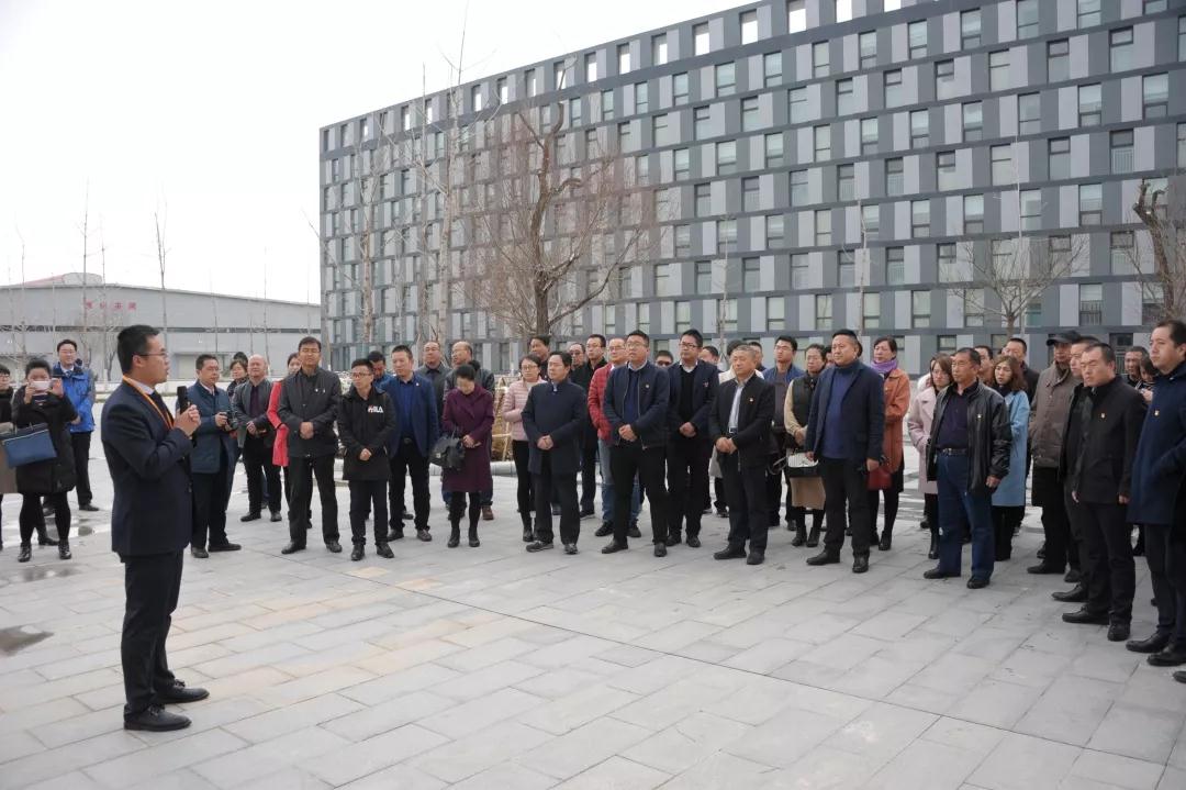 甘肅省第三期黨建強(qiáng)、發(fā)展強(qiáng)非公經(jīng)濟(jì)工作能力提升培訓(xùn)班參觀蘭州新區(qū)“亞太三廠” 項(xiàng)目